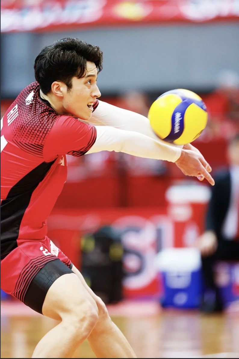 machop_gym5's tweet photo. 高橋塁（26）

爽やかな顔のイメージ強いけど 肩幅と腕、普通にしっかりしてる

▫️ 185cm / 82kg ▫️ サントリーサンバーズ大阪 ▫️ 高橋藍の兄

バレー選手らしい このアスリート体型かっこいい🔥💎
#高橋塁 #筋トレ #バレーボール https://t.co/Q9xjUUpRfV
