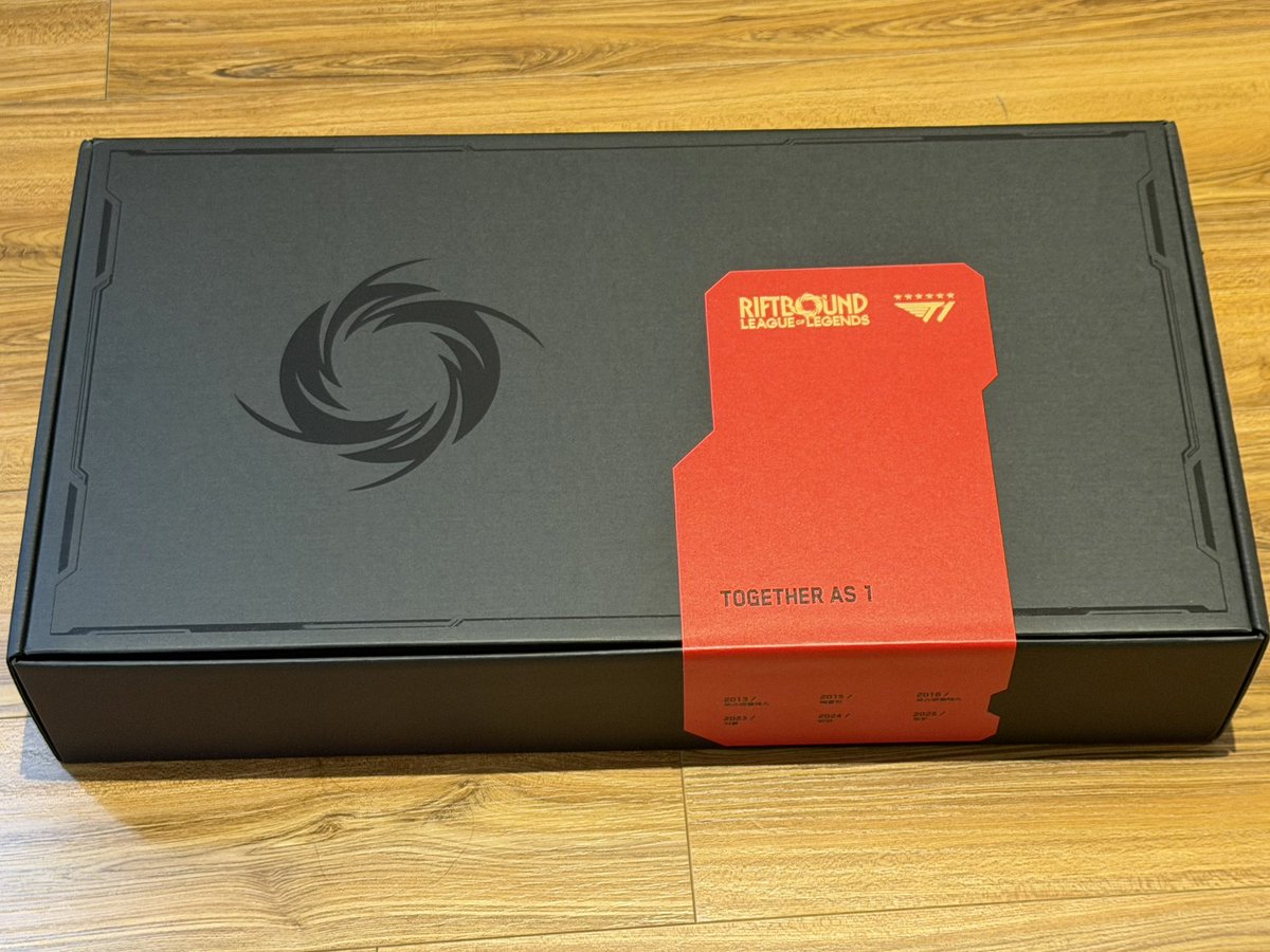 enzo_tcg's tweet photo. Giving away my last Riftbound x T1 Signature (Korean) box - Worth 2,000$

Follow, Repost &amp; Like and you will automatically be entered. This will last until the end of 2/Oct - my birthday! 

Giving back to the TCG community! https://t.co/LkHTaYjqz0