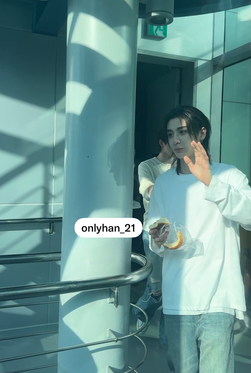 onlyhan_21's tweet photo. 그림자도 잘생김☺️🫶🏻

#보이넥스트도어 #이한 https://t.co/I1xpqR3f3l