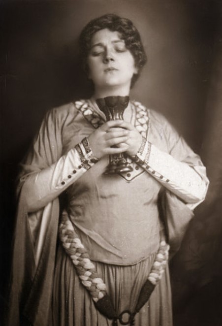 dagodubnos's tweet photo. The Danish soprano Käthe Rantzau as Isolde
in Richard Wagner's "Tristan und Isolde", Vienna 1918 https://t.co/R1DPmqARzt