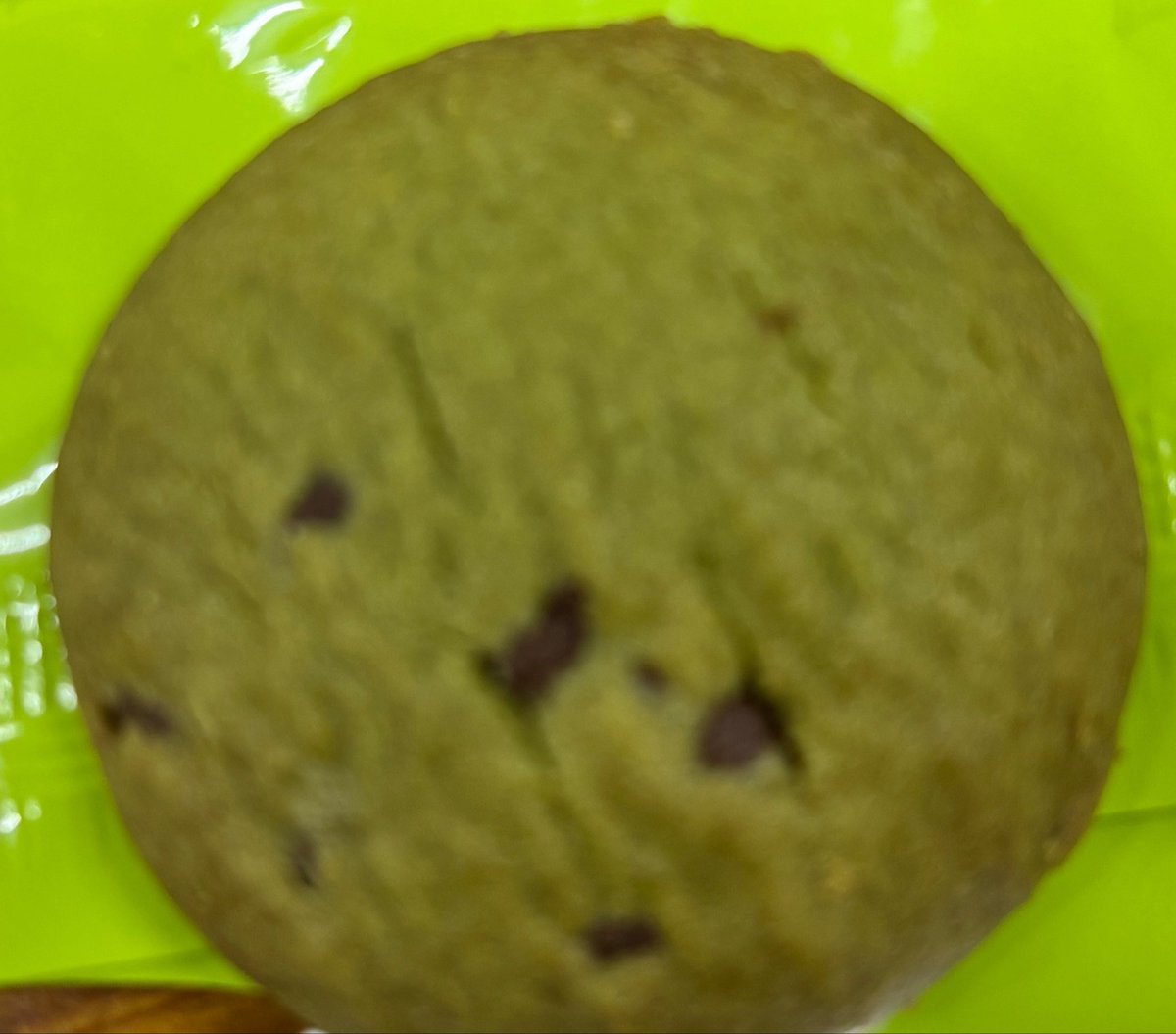 JdFh7p's tweet photo. 抹茶チョコクッキー
見た目　3/5
抹茶の濃さ 3/5
抹茶である意味 3/5
個人的おすすめ度　3/5
サクサク抹茶チョコクッキー。
普通。
#月城咲舞
#えまっ茶 https://t.co/bSruLYiTTn