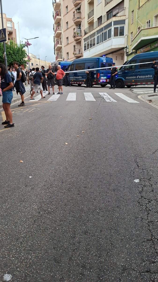 Polarix01's tweet photo. Acabo de ver un deshacio en Mataró, pero como es en la tierra de Salvador Illa y no tiene nada que ver Ayuso, pues da igual Maricarmen. https://t.co/FDBSrNDaC7