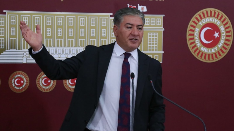 EstrofonHaber's tweet photo. 🔴 #SONDAKİKA | Yeni Parti milletvekili Murat Emir'den bomba bir iddia geldi.

"Asrın vurgununda yeni perde!  Mevduat yetkisi olmayan TERA Yatırım Bankası bono satıp borçlandı, yasal sınırı 8,5 kat delerek çevresine 600 milyon dolar kredi dağıttı. Krediyi alanlar da o parayla dönüp yine aynı grubun Tera Portföy fonlarını aldı!   

Kendi kredisiyle kendi fonunu şişiren dev bir saadet zinciri!"