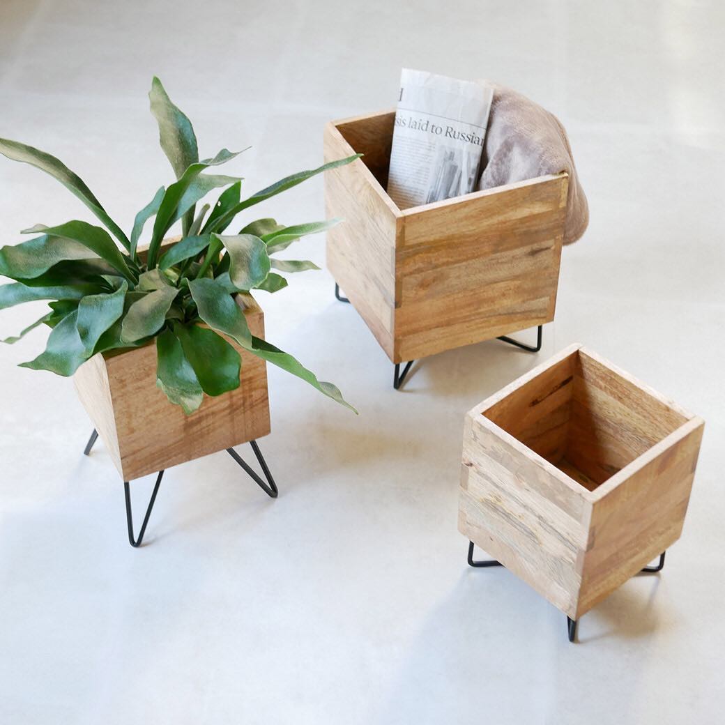 EvonRadomsw5y's tweet photo. Transformé una vieja caja de madera en una linda estantería para mis plantas, sin gastar casi nada! https://t.co/qXEVPHIWb6