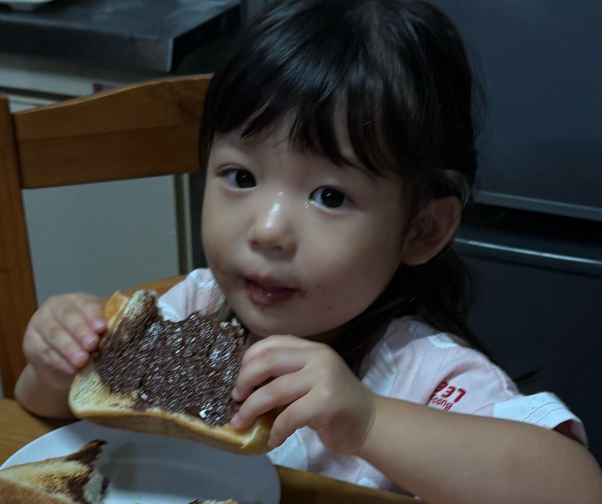 rd_uqa's tweet photo. 次女の幸せな瞬間
チョコレート食パン https://t.co/Y6hAvFTVXO