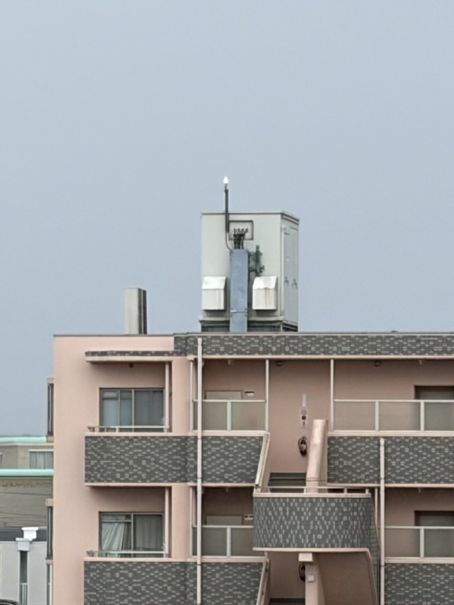 GGYVfX93PqxVDMo's tweet photo. マンションの屋上に自由の女神かと思ったら全然違った https://t.co/yb67cMwWn5