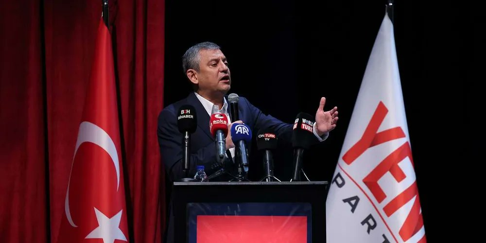 kisadalgamedya1's tweet photo. Özgür Özel’den Erdoğan’a “fon skandalı” tepkisi:

“Hiç lafı eveleyip geveleme… Yakalandınız!”

Özel, iktidar çevresindeki isimlere yönelik iddiaların açıklığa kavuşturulmasını istedi: “Bu dönen dolaplardan haberin var mıydı?”

https://t.co/SpiJFqbtyQ https://t.co/1SNoNJAhFJ