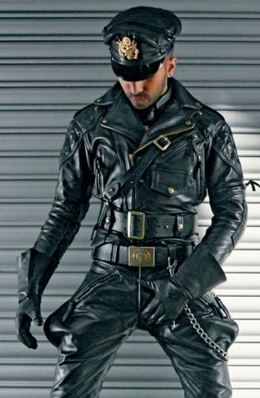 rubbrslave's tweet photo. Sir, it starts with the boots. Need a rubberpig under them?
#bootworship #leatherslave #Muircap https://t.co/5VxSMbYoF3