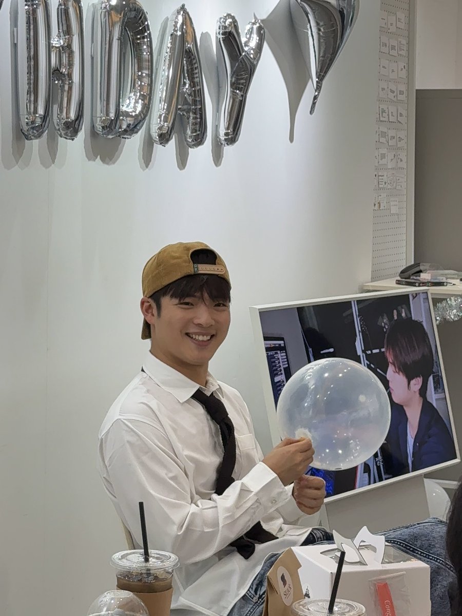 merrycafe's tweet photo. ᴄᴀꜰᴇ ᴍᴇʀʀʏ
♡̴ MERRY JUNSEONG DAY .ᐟ.ᐟ
생일카페가 진행중인 메리에 고스트나인 최준성님이 방문하셨습니다 ~.ᐟ 생일을 진심으로 축하드립니다🥳
#CHOIJUNSEONG #최준성 #JunS #GHOST9 #고스트나인
#생일카페 #생카 #카페대관 #생카대관 #이벤트카페 #홍대생카 #카페메리 https://t.co/pEUkm7wLRm