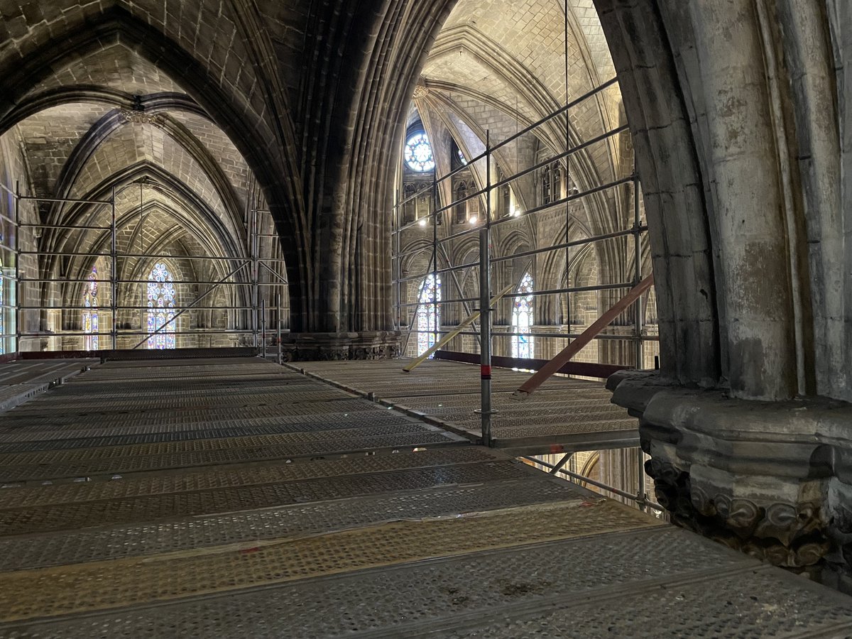 catcristiana's tweet photo. ⛪️ La catedral de Barcelona restaura sis voltes gòtiques i estudia les policromies que encara conserven

🎨 Quatre voltes ja han estat intervingudes i els treballs continuen en dues més, on s’analitzaran els pigments i possibles repintats

📸 @catedralbcn

https://t.co/gzEJl223up https://t.co/RTN1qOdkZh