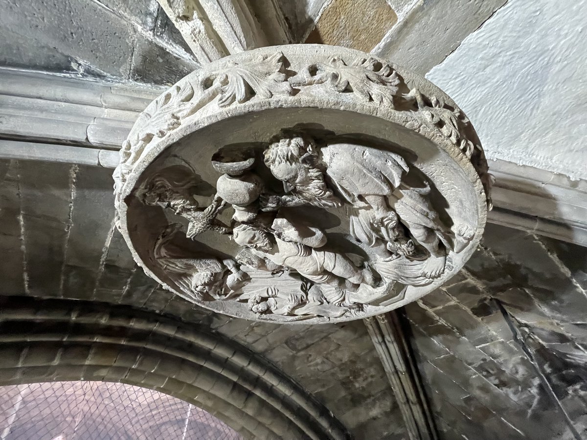 catcristiana's tweet photo. ⛪️ La catedral de Barcelona restaura sis voltes gòtiques i estudia les policromies que encara conserven

🎨 Quatre voltes ja han estat intervingudes i els treballs continuen en dues més, on s’analitzaran els pigments i possibles repintats

📸 @catedralbcn

https://t.co/gzEJl223up https://t.co/RTN1qOdkZh