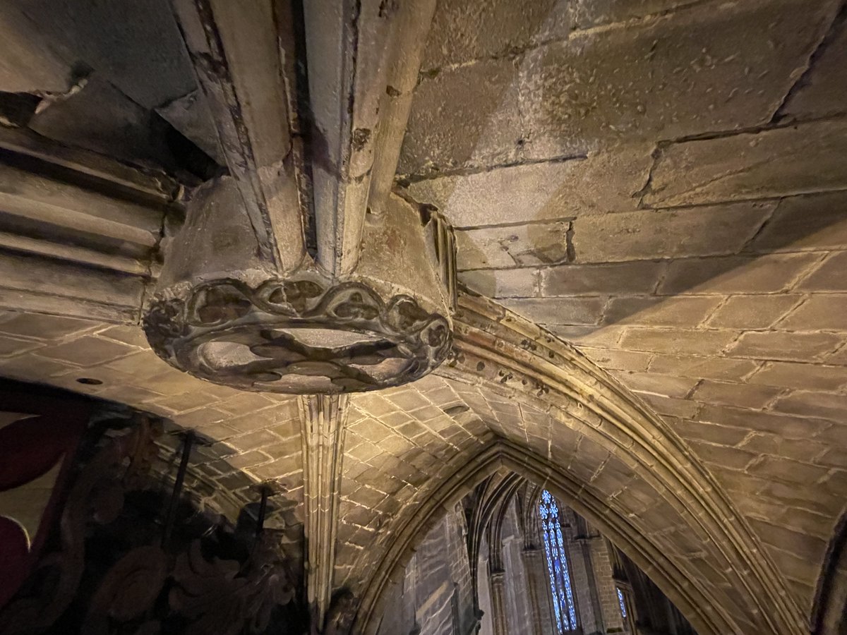 catcristiana's tweet photo. ⛪️ La catedral de Barcelona restaura sis voltes gòtiques i estudia les policromies que encara conserven

🎨 Quatre voltes ja han estat intervingudes i els treballs continuen en dues més, on s’analitzaran els pigments i possibles repintats

📸 @catedralbcn

https://t.co/gzEJl223up https://t.co/RTN1qOdkZh