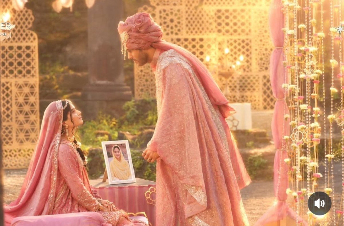 KrishnaRan127's tweet photo. Mr and Mrs niyazi y'all 🥹🥹🧿❤️
My heart is so full😭😭🧿🥹
•#SeherHoneKoHai 
•#MahidNiyazi 
•#drseherbaig
#MaHerKaNikkah https://t.co/785TrOFHat