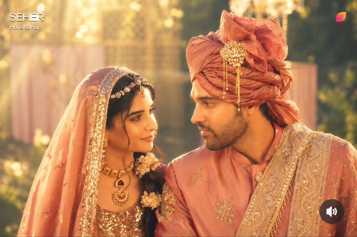 KrishnaRan127's tweet photo. Mr and Mrs niyazi y'all 🥹🥹🧿❤️
My heart is so full😭😭🧿🥹
•#SeherHoneKoHai 
•#MahidNiyazi 
•#drseherbaig
#MaHerKaNikkah https://t.co/785TrOFHat