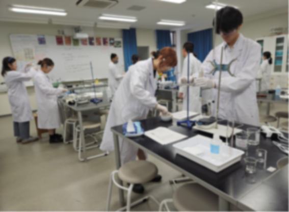 kokusai_hs's tweet photo. 2026.9.29

国際バカロレア（IB）コース　２年化学の授業風景

アスピリンの㏗変化を観察していました。準備から観察、片付けまで自分たちで進めていました。
今後もIBコースの授業の様子など発信していきます！ https://t.co/bA7vxPVo8s