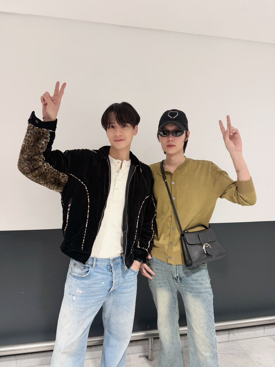 Chamook1919's tweet photo. finally we've arrived at Paris 🇫🇷🦆🐰

#KengNamping #KengHarit #nampingster @Schiaparelli #Schiaparelli #PFW https://t.co/O1n4p10AMO