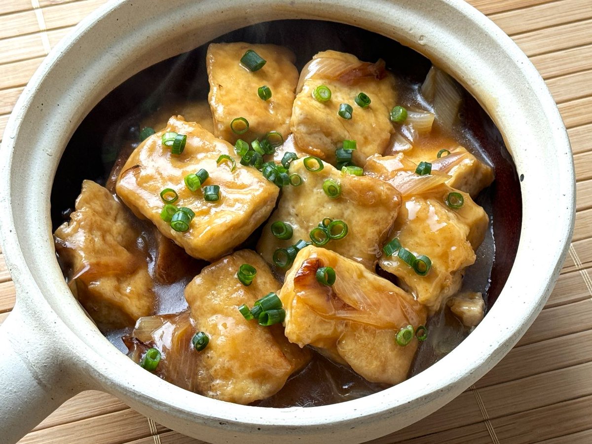 80Cjp's tweet photo. 身近な食材でハッとするような美味が作れるのが中国料理だ。例えば、豆腐と葱という味噌汁の具のような食材でも、火と油の力を借りれば、驚くほどごはんに合うおかずができあがる。
そんな料理の筆頭に挙げたいのが
 
葱焼豆腐（豆腐と葱の中華煮込み）の作り方（2025.1.27）
https://t.co/MGCUxdIzn5 https://t.co/VhY1rPyjbE