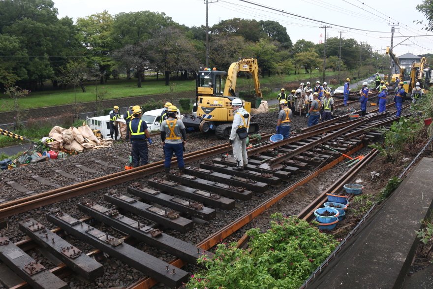 Uni_Matazumi's tweet photo. 既にいくつかの投稿がありますが、内房線長浦駅の姉ヶ崎寄り約450m付近、セブンイレブンの前あたりで仮設ポイント設置作業が行われています。訪問時（9月29日1520pmごろ）は上り線ポイント設置作業中でした。#内房線 #姉ヶ崎 #長浦 https://t.co/irbP3TpD7Q