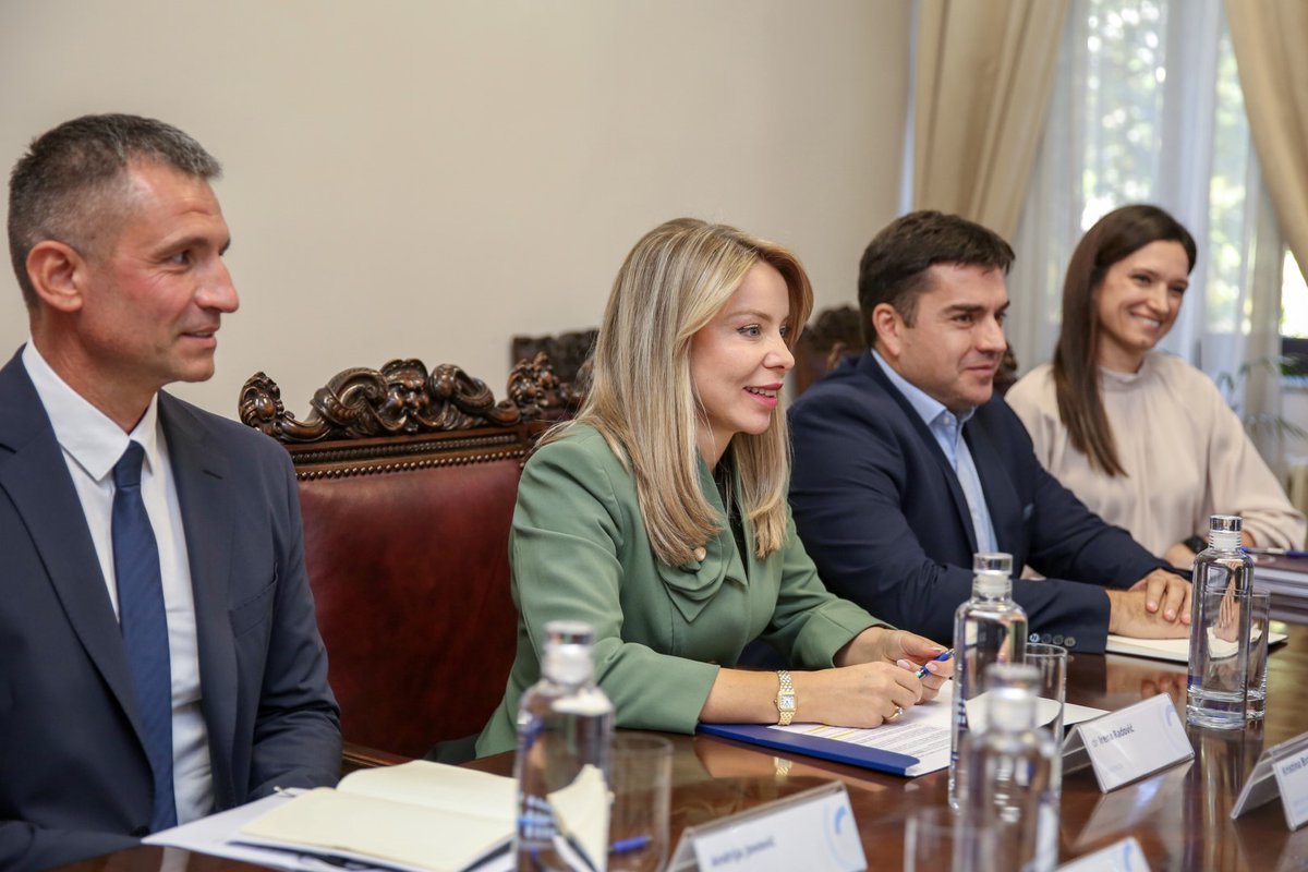 centralnabanka's tweet photo. 🇲🇪 Guvernerka @IrenaRadovicMNE sastala se sa direktoricom @ASK_CrnaGora Kristinom Braletić.
🤝 #CBCG i ASK nastavljaju koordinaciju na primjeni novih zakonskih rješenja - uz jasno definisane procedure, pravnu sigurnost, zaštitu ličnih podataka i informacionu bezbjednost.
🇪🇺 Efikasna međuinstitucionalna saradnja važna je za jačanje integriteta i povjerenja u institucije.
Opširnije: https://t.co/VQdx4vuljZ
