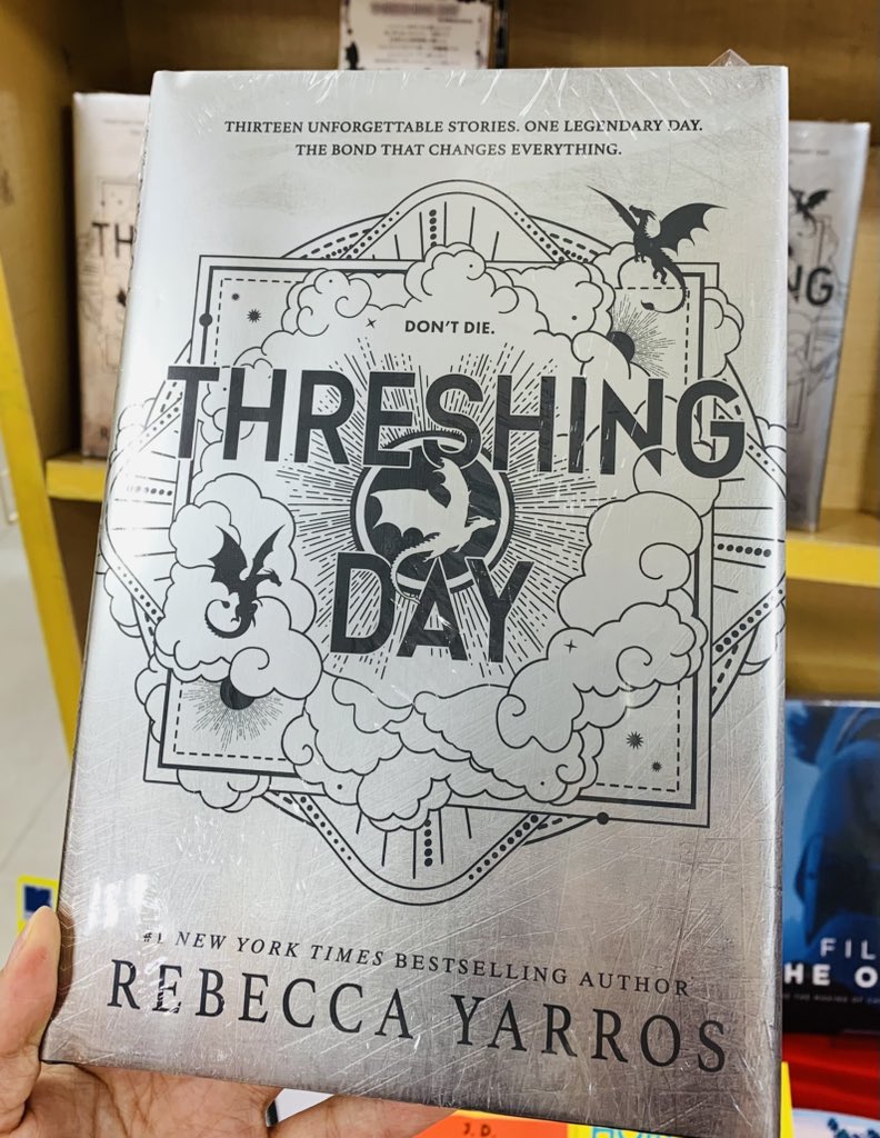 KinoShinjuku's tweet photo. 【7階洋書】🌟新刊 New Arrivals🌟

　　“Threshing Day”
　　by Rebecca Yarros

レベッカ・ヤロス「The Empyrean」シリーズ初の外伝が発売！

『フォース・ウィング』のスピンオフとなる『Threshing Day』は、人気キャラクターとドラゴンが命がけの絆を結ぶ伝説の試練の裏側を描いた全13編の短編集。nu

7F-F08棚

#ThreshingDay #FourthWing #TheEmpyreanSeries #BasgiathWarCollege #RebeccaYarros #フォースウィング #ロマンタジー #Kino_Picks #KinokuniyaReads #洋書