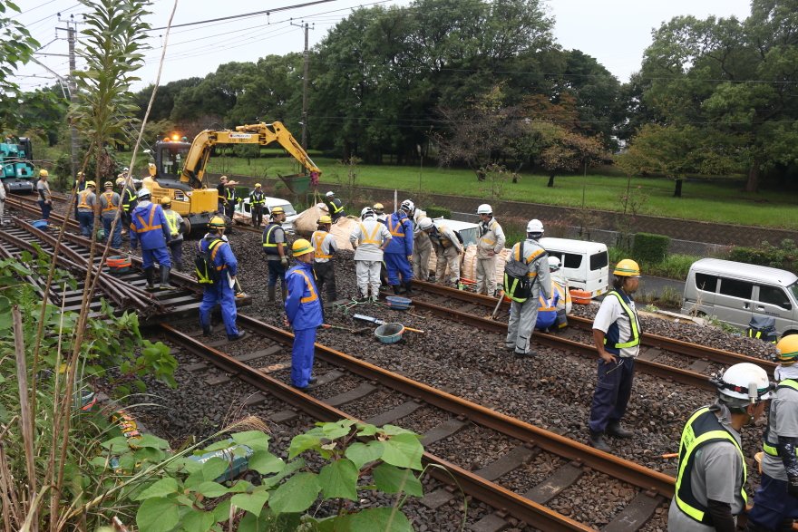 Uni_Matazumi's tweet photo. 既にいくつかの投稿がありますが、内房線長浦駅の姉ヶ崎寄り約450m付近、セブンイレブンの前あたりで仮設ポイント設置作業が行われています。訪問時（9月29日1520pmごろ）は上り線ポイント設置作業中でした。#内房線 #姉ヶ崎 #長浦 https://t.co/irbP3TpD7Q