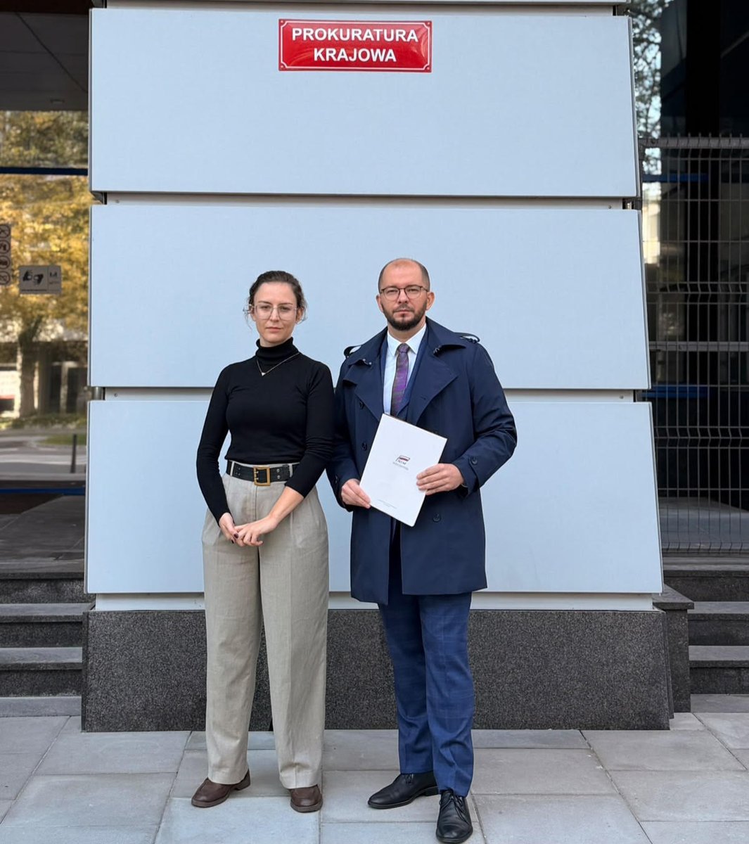 michalbraun's tweet photo. Polityka, dezinformacja i nienawiść za pieniądze z 1,5% podatku przekazanego Fundacji Grzegorza Brauna i Włodzimierza Skalika. 

Zamiast działalności pożytku publicznego, z 1,5% podatku politycy prowadzą działalność pożytku prywatnego i politycznego.

Fundacja Grzegorza Brauna i Włodzimierza Skalika wykorzystała mechanizm 1,5% podatku, by finansować działania Konfederacji Korony Polskiej. Wspólnie z zastępczynią – Adelą Gąsiorowską – złożyliśmy w Prokuraturze Krajowej zawiadomienie o możliwości popełnienia przestępstwa.

W zawiadomieniu wskazujemy na możliwość naruszenia art. 507 Kodeksu wyborczego oraz art. 49c ustawy o partiach politycznych – przyjęcie niematerialnych korzyści majątkowych przez partię polityczną.

Chodzi po pierwsze o produkcję i dystrybucję filmu „Gietrzwałd 1877. Wojna światów”, sfinansowaną ze środków Fundacji z 1,5% podatku. Według jej sprawozdania odbyło się około 300 pokazów dla ponad 60 tys. osób. Film i wydarzenia z nim związane były promowane jako wydarzenia Konfederacji Korony Polskiej, a posła Skalika przedstawiano jako producenta. Projekcjom towarzyszyła promocja polityków.

Fundacja współorganizowała także Zjazd Tysiąclecia Korony Królestwa Polski w Skaryszewie, zapewniając m. in. transport, scenę, oświetlenie i sprzęt audio-wideo. Finansowała również działania związane z protestami przeciwko inwestycji Lidla w Gietrzwałdzie. Konfederacja promowała to wydarzenie jako „swoje”.

Z 1,5% podatku finansowano stowarzyszenie Stop NOP i Polskie Veto prowadzące działania dezinformacyjne na temat szczepień i pandemii. Osuchowa finansuje Fundację Pobudka promującą program polityczny Grzegorza Brauna.

W ostatnich trzech latach Fundacja miała łącznie ponad 1,5 mln zł większy budżet niż Konfederacja Korony Polskiej. W niektórych latach budżet Fundacji był nawet czterokrotnie większy od budżetu partii. W 2024 r. Fundacja otrzymała 835,3 tys. zł z 1,5% podatku. 

1,5% podatku ma służyć działalności pożytku publicznego, a nie finansowaniu działalności partii politycznych! NIW–CRSO przygotował także doprecyzowanie przepisów dotyczących 1,5% i wprowadzenie sankcji za pośredniczenie OPP w przekazywaniu tych środków podmiotom nieuprawnionym.