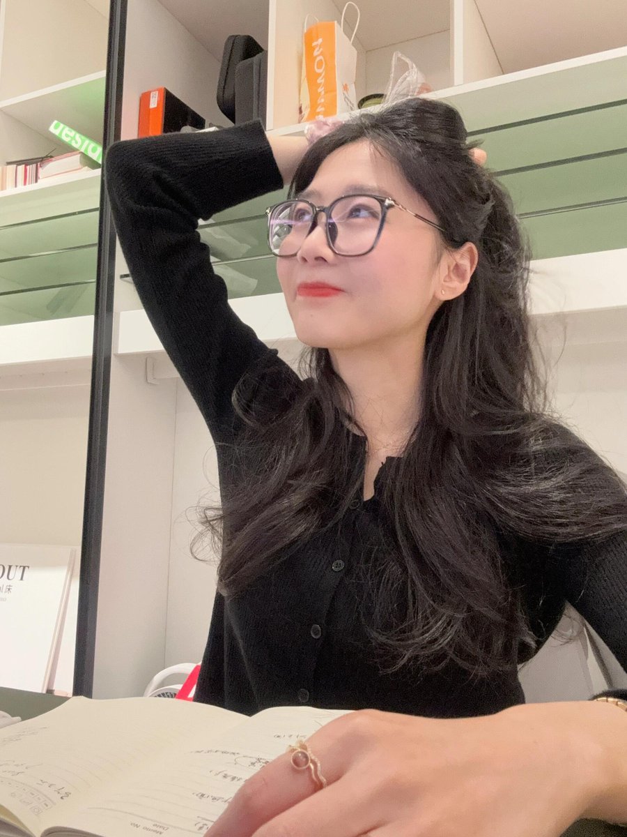 ohishamacoun's tweet photo. 说爱笑运气不会差 ，但为什么我遇到的都是小变态，动不动要抽人家？正常男人都哪去了 https://t.co/ua1r9LKkW5