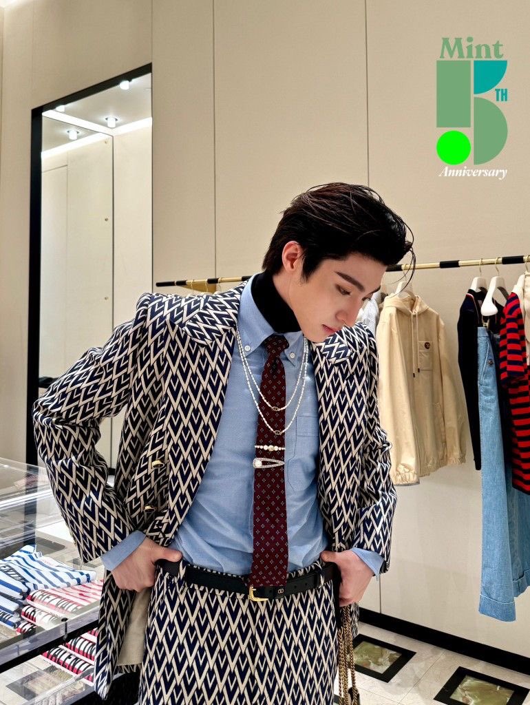 sensesual's tweet photo. Karena gue gabut oke lah kak Amera ini gue kasih tau ya, tapi disclaimer dulu nih, kalau emang benci akan selalu benci jadi gue cuma ngasih tau kamu harus tau aja ya, kan kamu tau banget penyelam handal perthailand an. 

Ini kak series Blue yang aku rekom dan AKU PASTIIN ini didapetin bukan dari asslicking apalagi sampe bilang dia gak terkenal. Blue udah main series sama the OG Chris Horwang, kamu kan penyelam handal pasti tau dong Horwang sister?  Terus dia juga udah main series sama Bell Kemisara sama Frung Narikun, kamu tau kan  kak? kamu kan tau thailand banget ini mereka wara-wiri kak. 

BRAND juga banyak yg kerjasama sama Blue, bukan salah aku kak kalau kamu kurang jauh nongkrongnya, tapi Blue udah sering diundang brand kaya Versace, Gucci, Asics dll

Untuk fanbase dia udah punya 14k followers which is itu lumayan gede dan itu organic mengingat dia udah berkarir dari sebelum umur 20.