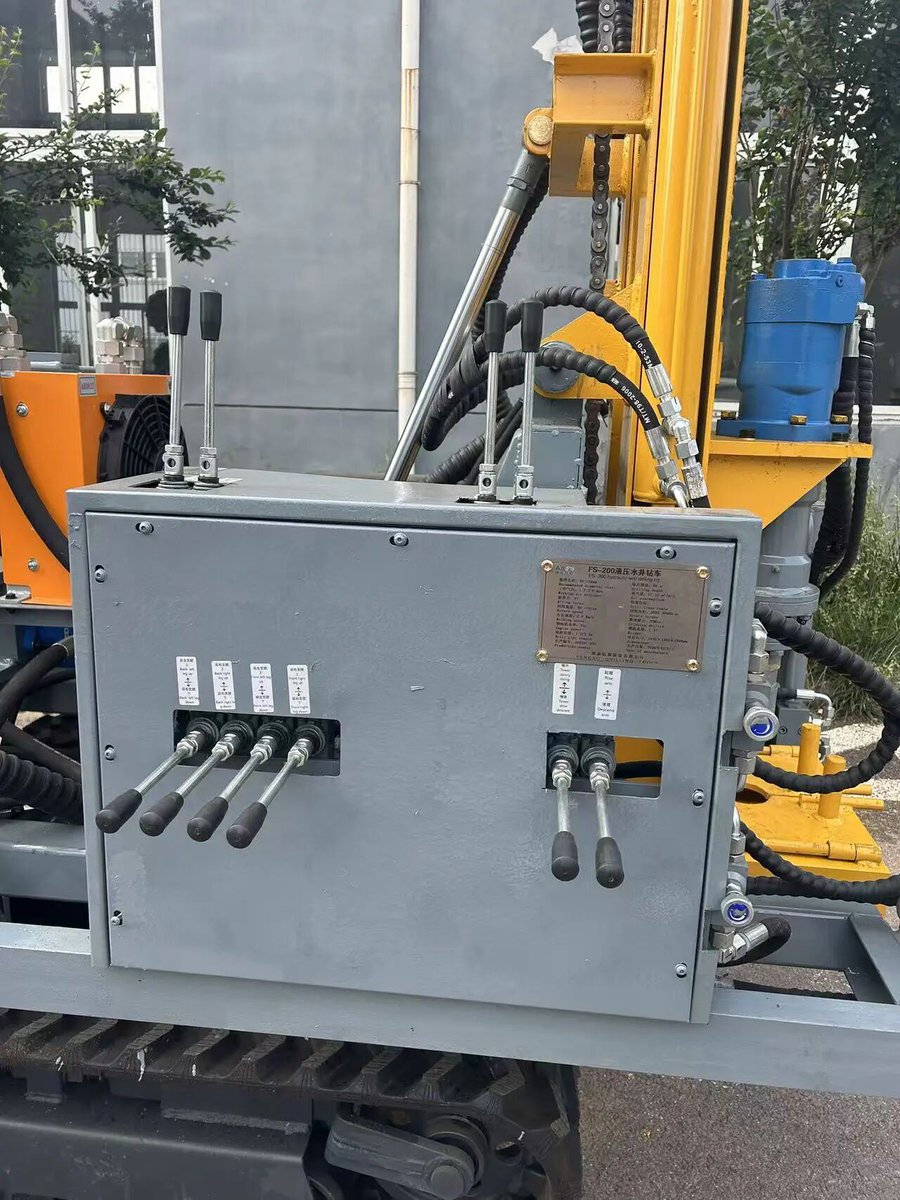 Pearldrill's tweet photo. FS-200 crawler hydraulic water well drilling rig, 200m drilling depth, powerful hydraulics, strong rock-drilling performance, compact crawler chassis; ideal for farm irrigation and home water wells.
#pearldrill #waterwelldrilling #drillingrig #boreholedrilling #boreholemachine https://t.co/gEZ8KGUMxp