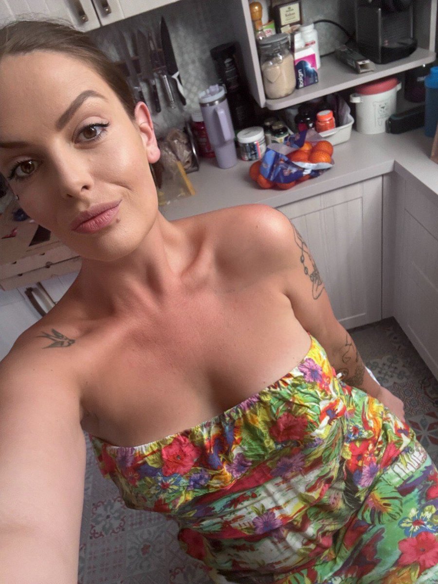 KatBranSecrets's tweet photo. Where are the older men I can dm random 🏳️‍⚧️ photos to? 

(I hope you like girls like me 👉👈) https://t.co/FTNLgWB95K