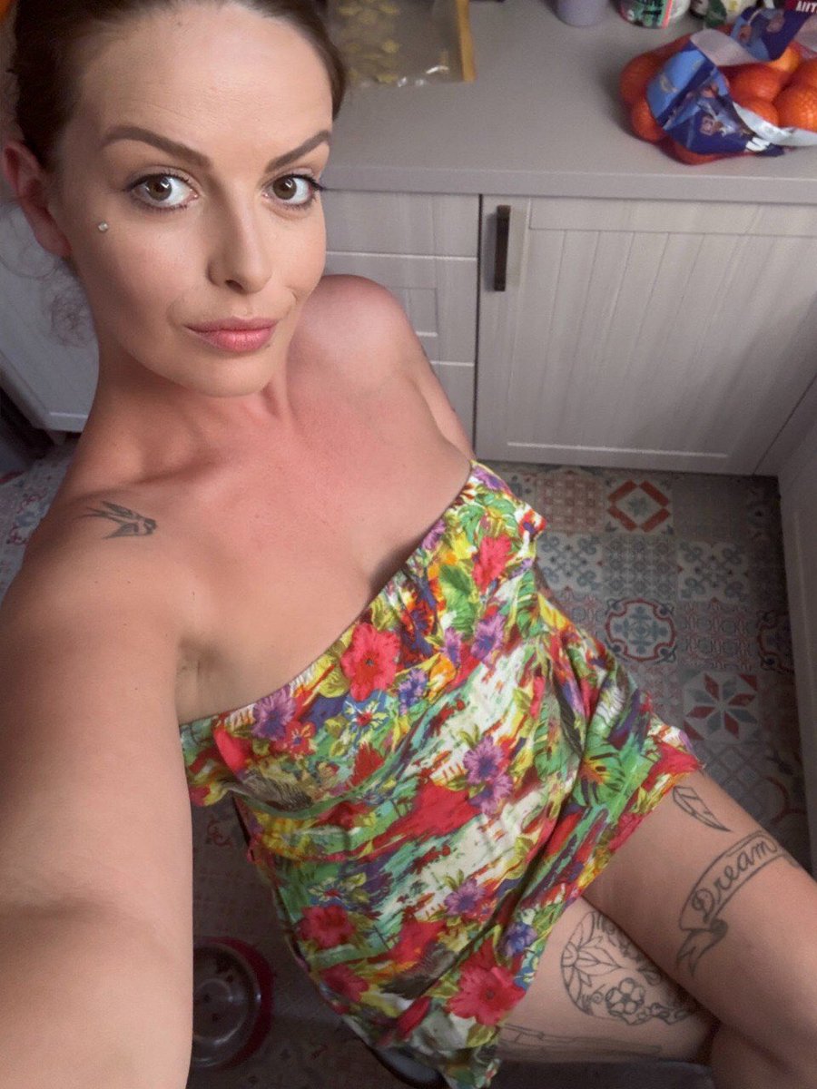 KatBranSecrets's tweet photo. Where are the older men I can dm random 🏳️‍⚧️ photos to? 

(I hope you like girls like me 👉👈) https://t.co/FTNLgWB95K