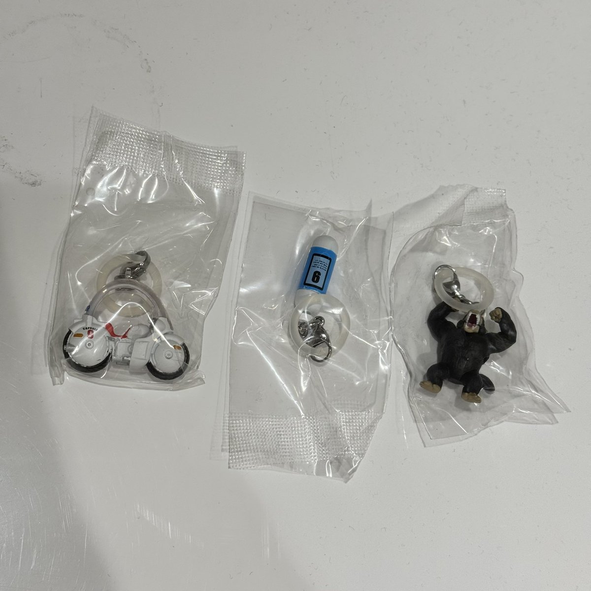 km_e36's tweet photo. ドラゴンボール めじるしアクセサリー4 交換

譲】ポイポイカプセル、ブルマのバイク、大猿悟空 

求】仙豆×2＞定価+送料

＊郵送希望 https://t.co/jwWhslvi1v