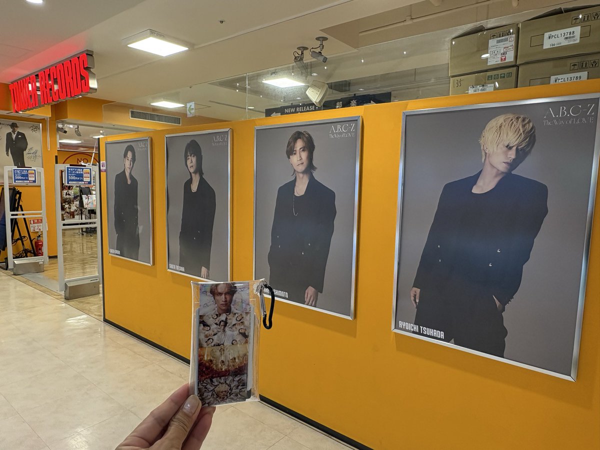 034_abcz_5's tweet photo. タワレコ横浜ビブレ
入口に額に入れて個人ポスター
ありがとうございます！！
#ABCZ_10thAL
#ABCZ
The Way of L.O.V-E / A.B.C-Z https://t.co/2fUSpvrZzd