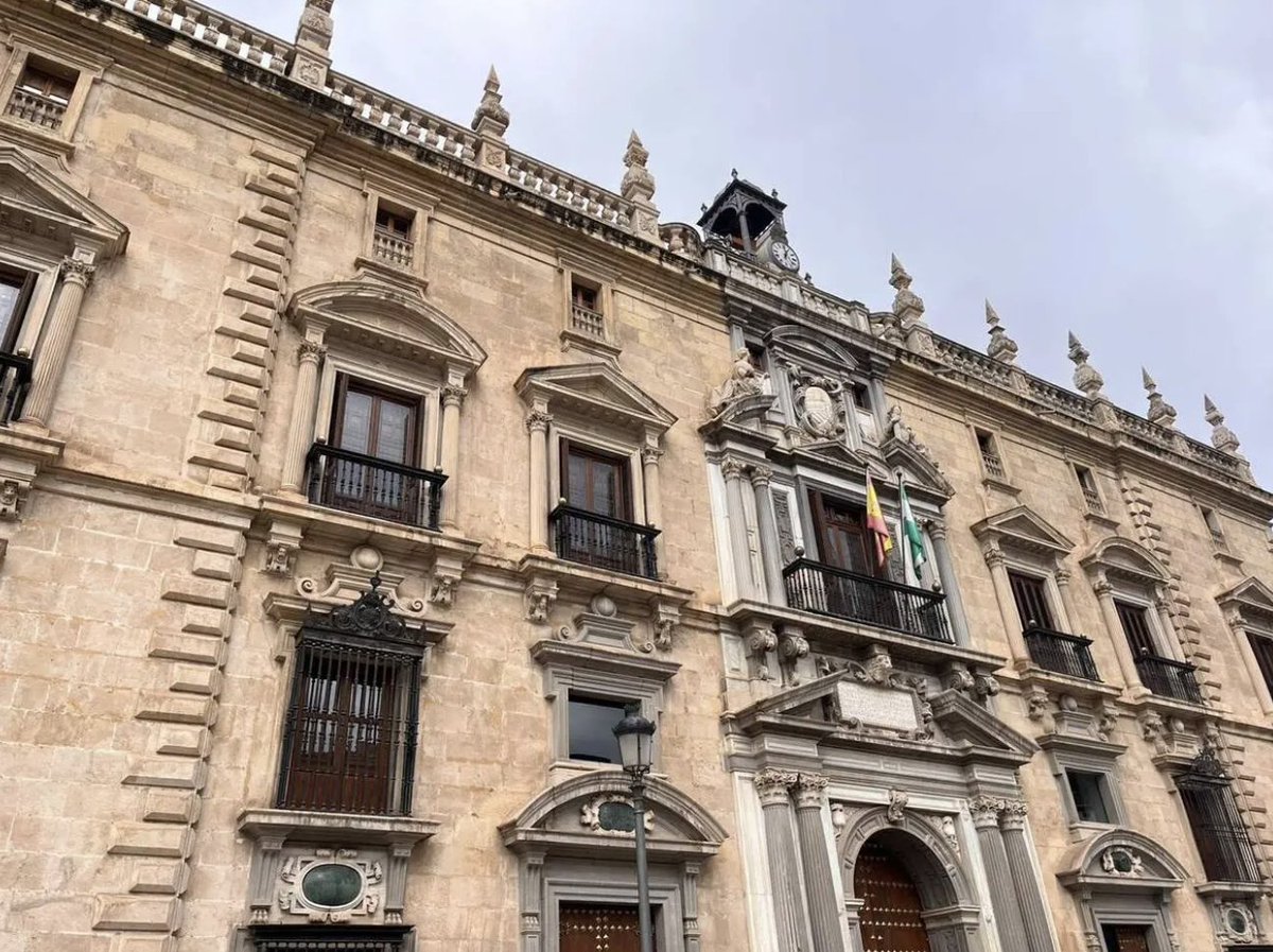 feminicidio's tweet photo. Rebajan las penas a la "manada de Écija", tres hombres que violaron en grupo a una menor.
No se les considera cooperadores necesarios de la violación de los otros porque la víctima perdió la conciencia durante la agresión: ya no necesitaron intimidarla más. #ViolenciaSexual #AgresiónSexualMúltiple https://t.co/BQEcOjPRxf