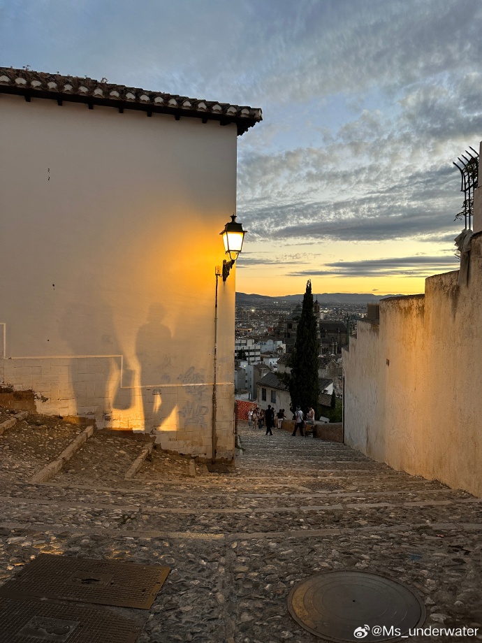VerniceAttinger's tweet photo. Caminé por las calles adoquinadas de Sevilla al atardecer, el aroma de tapas recién hechas me acompaaba y el sol tió de dorado la Giralda. Momento perfecto que guardaré en el corazón! https://t.co/i0ADWJuHHJ