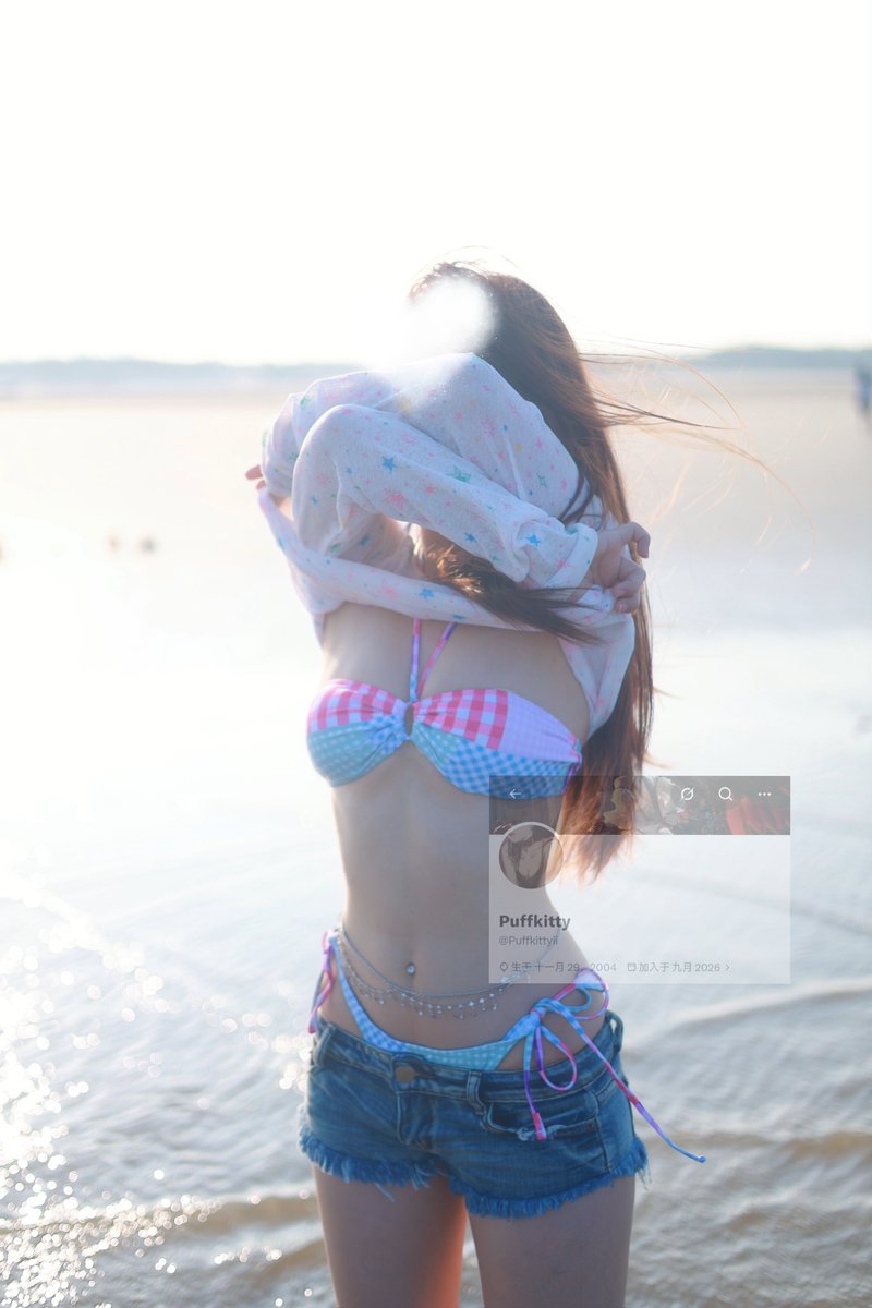 Puffkittyii's tweet photo. 注意看，女孩只是在海边脱上衣，结果被人拍下来了，这下女孩可惨了 https://t.co/6xbrjA2Oow