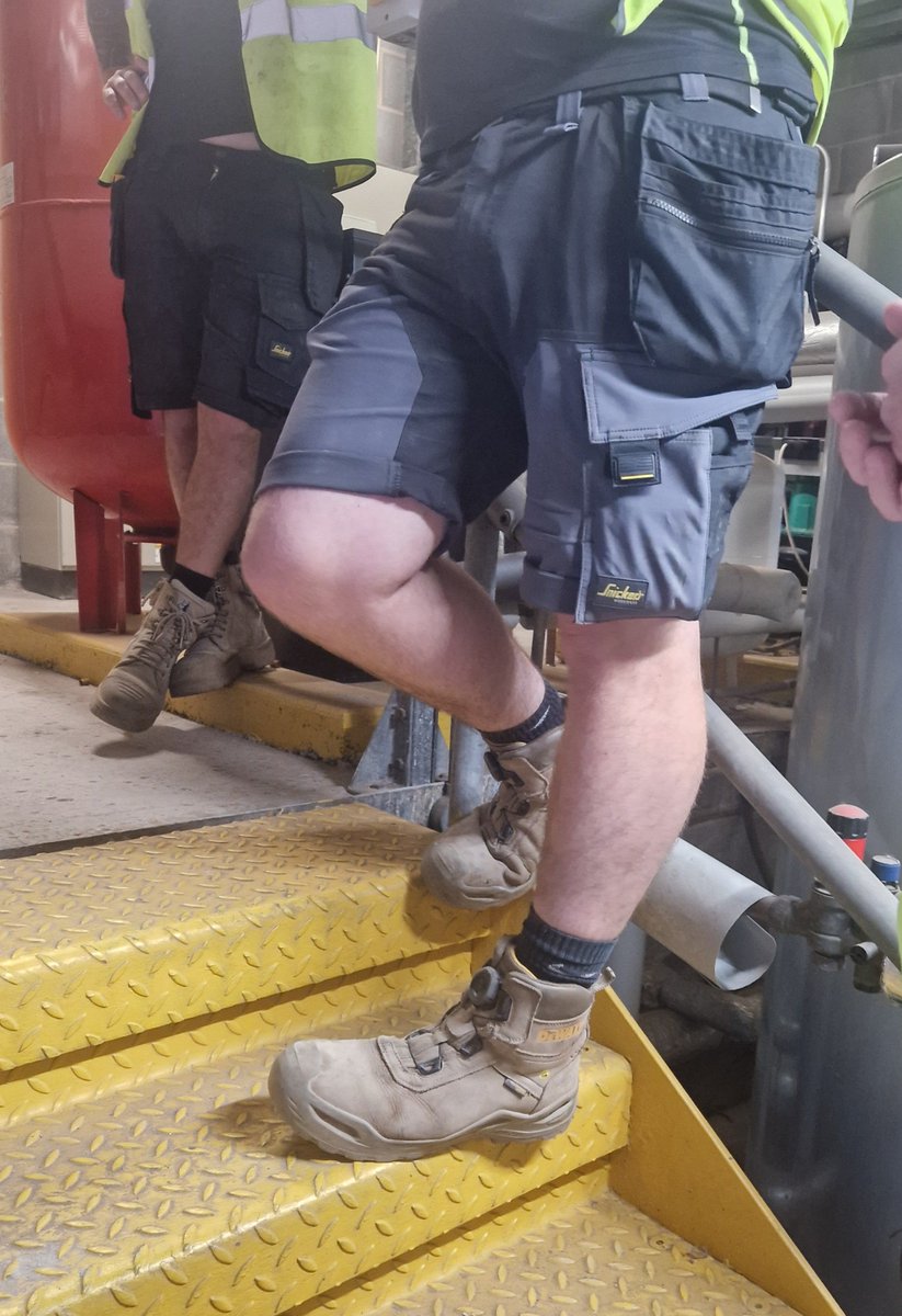 fpja123's tweet photo. Tradies in shorts #tradie #shorts #gau #snickers #boots #hivis #workgear #hottradie #bulge https://t.co/YPd4r7YvkS