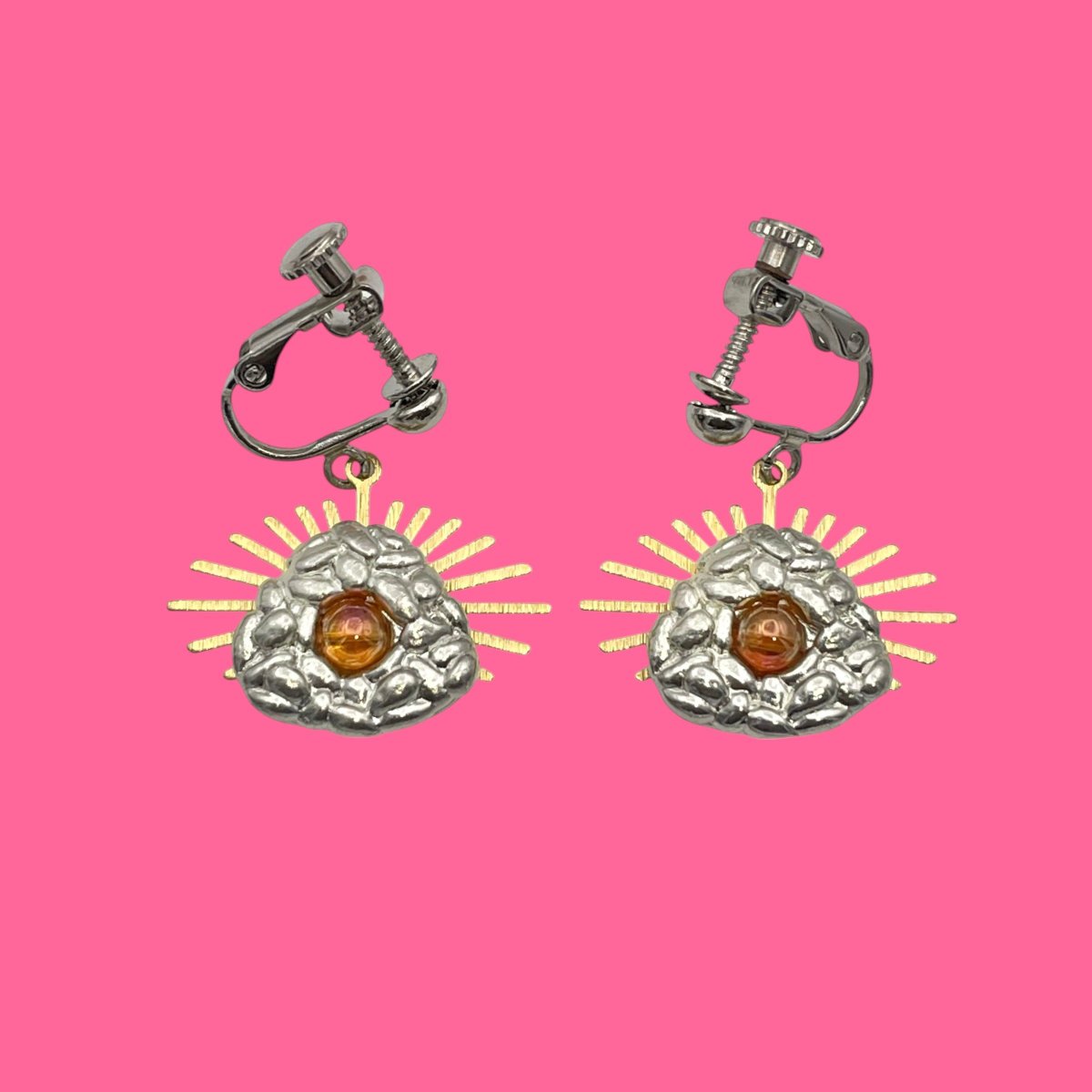 sotto_cell's tweet photo. 錫ビスマス合金のおにぎりと水晶のイクラ、真鍮の後光のアクセサリー「豊作・イクラ」🍙🟠✨️ https://t.co/l7V68KFhMz