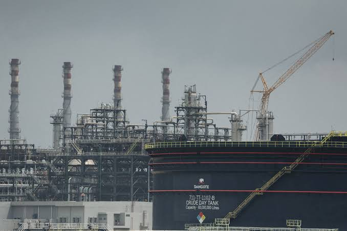 kenyaaxis's tweet photo. #Dangote Group says a #Kenyan court ruling will not halt the groundbreaking of its planned 700,000-bpd refinery in Lamu. The land rights dispute may affect some on-site activities, but the company says the project launch will proceed as scheduled. https://t.co/tGxhe7Wlcs