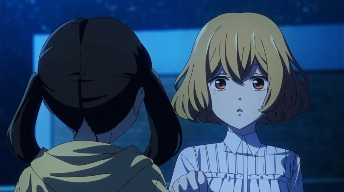 SelmaClaudel's tweet photo. Young Ladies Don’t Play Fighting Games Episode 12 ✅

Excellent épisode pour finir cette première saison. La fin du match entre Mio et Alisa est incroyable. Et malheureusement, c’est cette dernière qui l’emporte. On apprendra plus tard que toutes les filles sont éliminées et la seconde partie se passera à l'académie ou finalement Aya avoir carrément vouloir être la seule à compter pour Mio. Mais elle a une sacrée concurrence. Le match est ardu et la moindre erreur peut être fatale. Alisa est moins énervée qu’auparavant et surtout plus concentrée. Alisa ne voir que Mio et même Aya est choquée. Le pire est que Mio est en sang et Aya repense au fait que elle et Mio voulaient la même chose, c’est à dire une rivale. Aya se remémore les souvenirs qu’elle a avec Mio et se considère comme sa plus grande rivale. Gekido de son côté donne une bonne analyse du match et il a raison de dire que pour gagner un match, celui qui l’emportera est celui qui imposera son rythme à l’adversaire. Mais pour lui, ces gamines font l’inverse. Et ce qui rend le match plus intéressant, c’est qu’elles se forcent à se donner à fond pour battre l’autre au top de sa forme. Alisa perd son calme, tandis que Mio ose même faire un parry sur un Sonic OD au corps-à-corps. Pour beaucoup, le match est déjà légendaire et après un long match, c’est Alisa qui l’emporte suite à une erreur de Mio. 😥

Alisa a également fini en sang et a adoré jouer contre Mio. Celle-ci s’évanouit après lui avoir serré la main. On apprend via Tamaki qu’elles ont toutes été éliminées dès le premier jour et elles sont rentrées. Tamaki a même mis un stop aux filles suite au saignement de nez de Mio. Aya discute avec sa colocataire dans sa chambre et Aya lui parle de Mio comme quoi elle n’est peut-être pas la numéro une dans son cœur. Aya adoptera ensuite un étrange comportement digne d’une stalkeuse. Elle suit Mio de loin et très vite elle est repérée par un groupe de filles qui pensent qu’elle est du même bord qu’eux et qu’elle est amoureuse de Mio. Le soir, Aya se comporte comme une fille bien élevée et Tamaki lui fait remarquer son étrange comportement, avant de dire que se retrouver tous ensemble la rend nostalgique. Yu va se rafraîchir dehors et Tamaki la rejoint. Cette dernière avoir aimer la façon de jouer de Mio et dit à Yu qu’elle a joué contre sa soeur. Elle s’est fait écraser et avoir avoir failli tout arrêter. C’est en voyant le match de Mio qu’elle a décidée de persister. Yu aimerait s’investir pleinement dedans et rassure Tamaki en lui proposant de progresser ensemble. Aya de son côté fait sa crise de jalousie et parce qu’elle ne sait pas comment se déclarer face à Mio, elle lui propose une partie.  Et l’anime se conclut de la même manière qu’il a commencé. 😁 #YoungLadiesDontPlayFightingGames #SchoolLife #Yuri #JeuxVideo