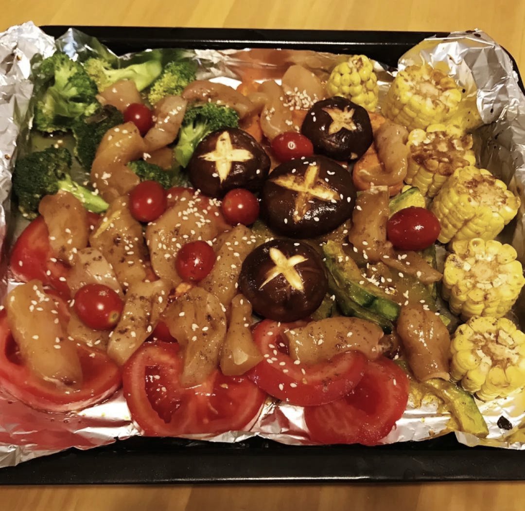 RobbyLagoo's tweet photo. Hoy comí un plato ligero de arroz integral con verduras asadas y una ensalada de tomate. Rápido, sano y delicioso! https://t.co/Dxj1nhPsAK