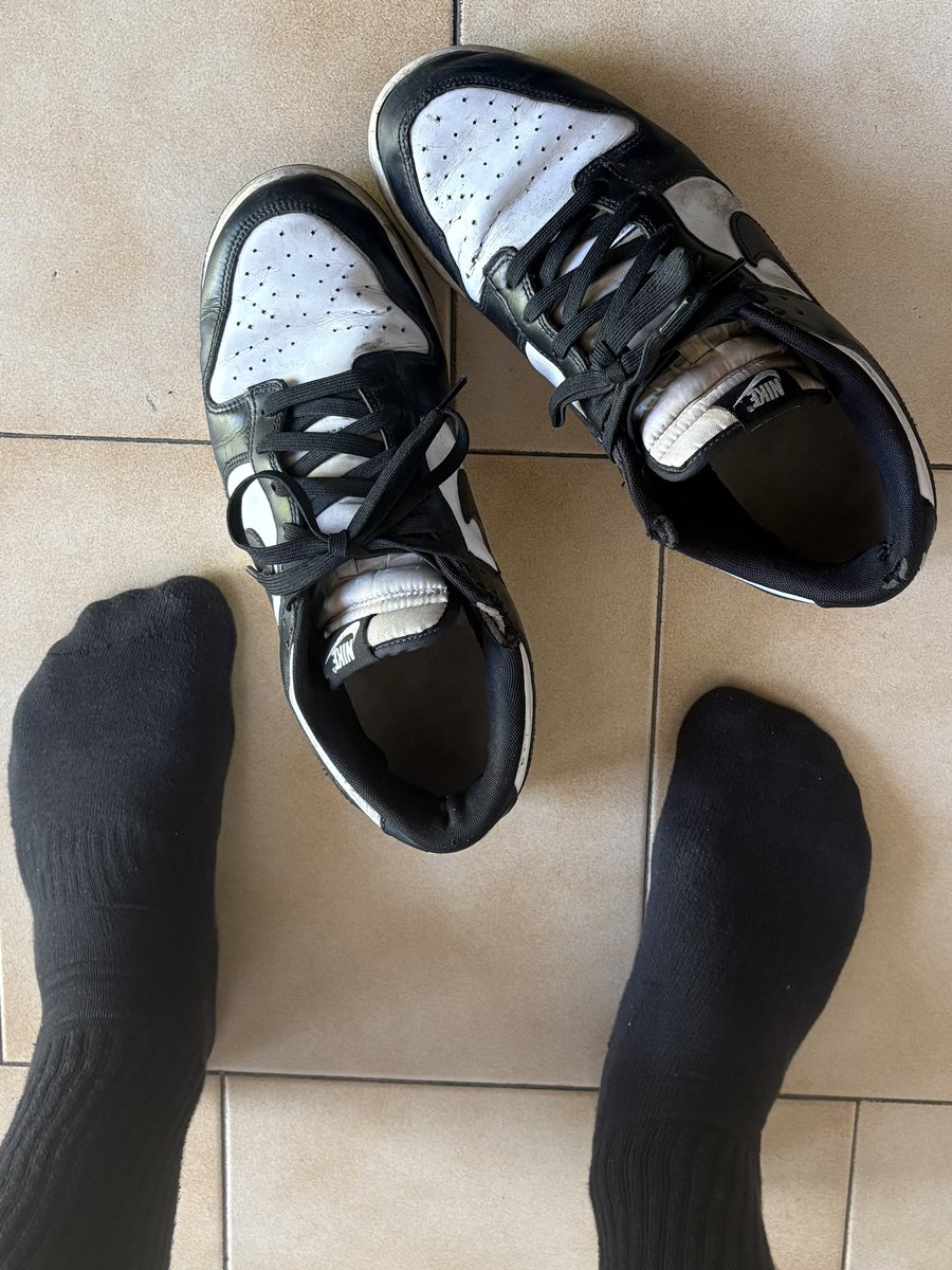 MasterErikdom's tweet photo. venite ad annusare il fetore delle scarpe e calze usate post palestra schiavi! 

🇺🇸/🇬🇧 Come and smell the stench of shoes and socks used post gym slaves! https://t.co/OtZIAHq6Da