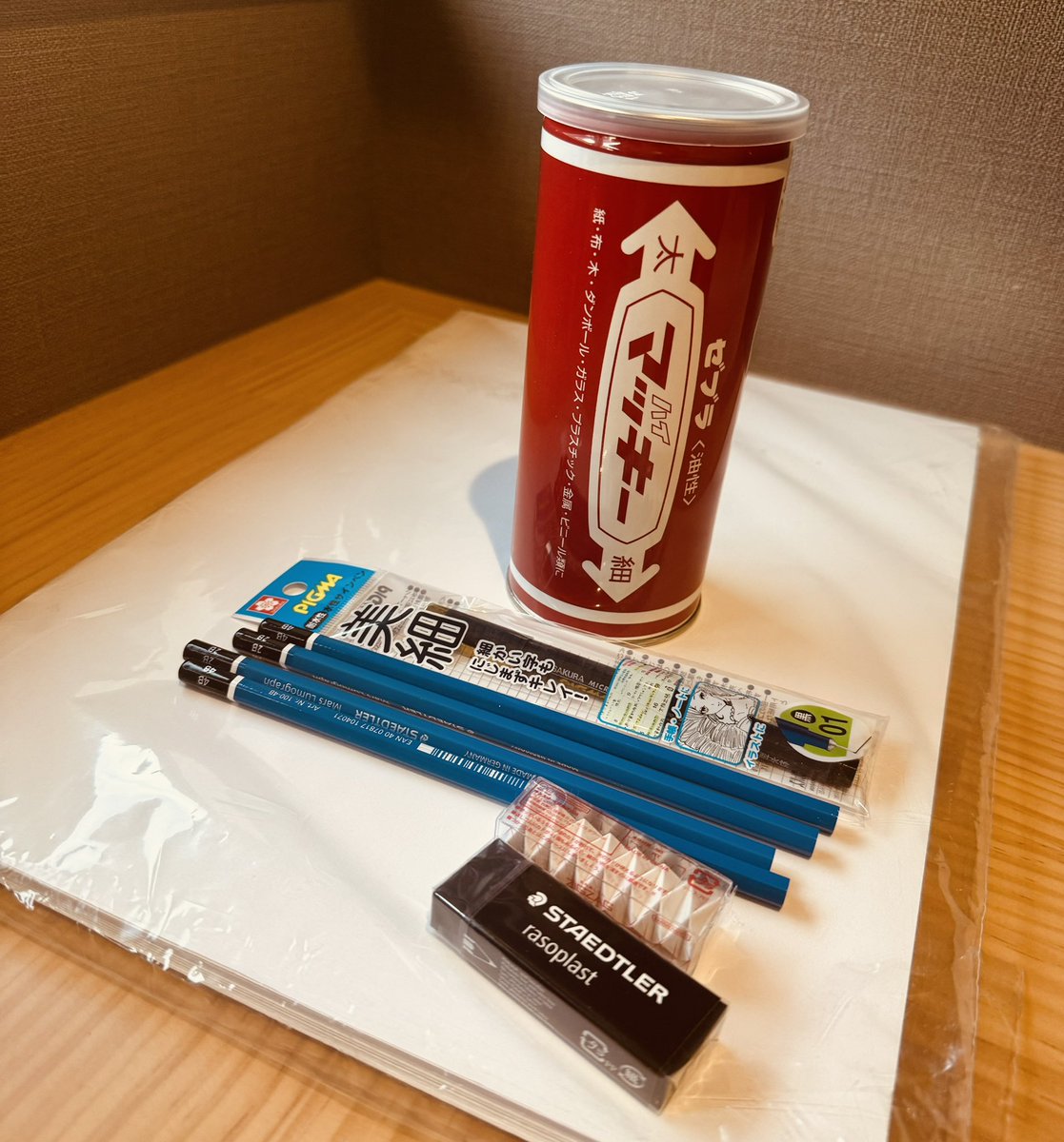 LouisettePetiot's tweet photo. 画材の買い出し🏃‍♀️💦
ついでにスタバで新発売の #ピカチュウハニークリームラテ でもと思ったら、明日発売だった😭
#紅はるかフラペチーノ で我慢😣 https://t.co/Bu4W3xTDVk