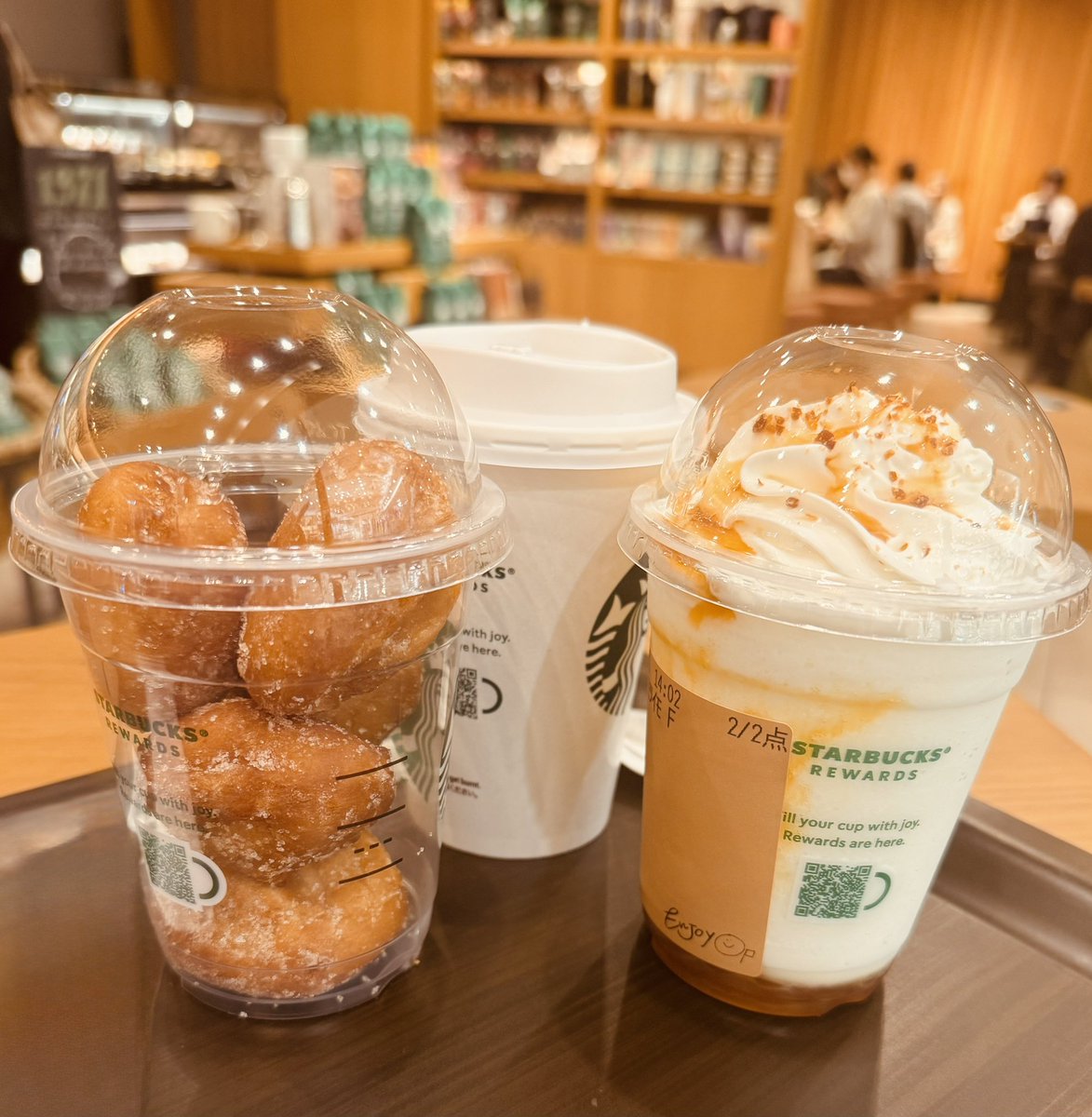 LouisettePetiot's tweet photo. 画材の買い出し🏃‍♀️💦
ついでにスタバで新発売の #ピカチュウハニークリームラテ でもと思ったら、明日発売だった😭
#紅はるかフラペチーノ で我慢😣 https://t.co/Bu4W3xTDVk