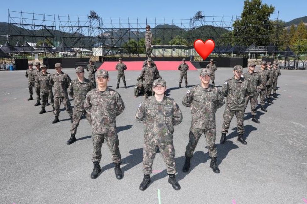 zonghyukbae's tweet photo. Why Donghyuk always looks smol among iKON members? https://t.co/RThPiMaWJU