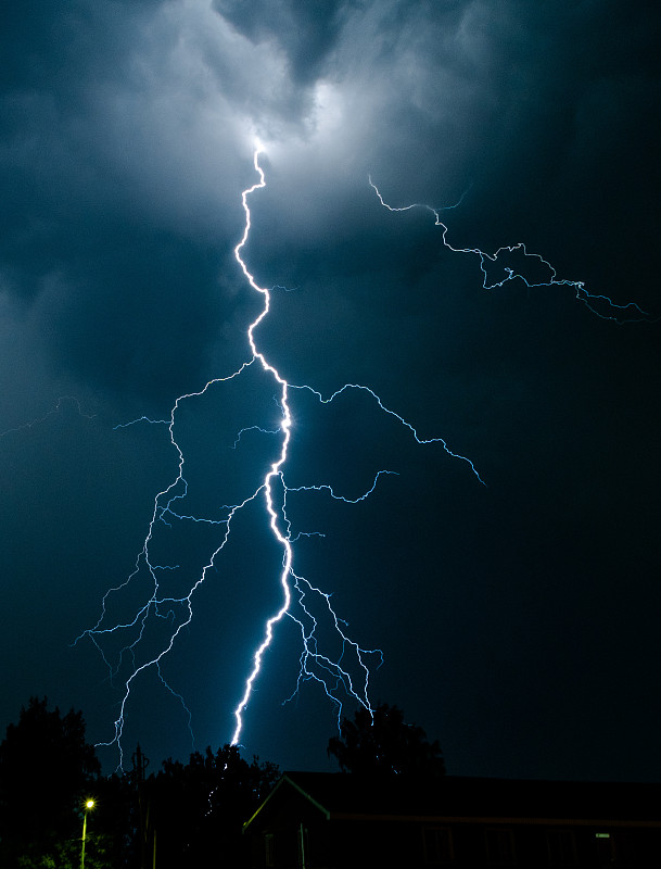 theboyoung's tweet photo. [The thunder rumbled and everything kindled, filling the air with a primal, vivid energy.]， https://t.co/65JYVSKXmH