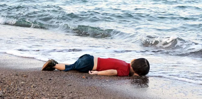 LeGlaive's tweet photo. « Ce type de photo me cause un malaise incommensurable.

Cet enfant n'a pas choisi d'être là, son visage est instrumentalisé pour donner une image misérabiliste des migrants, et faire croire que son seul espoir était de prendre la mer pour venir en Europe. » https://t.co/5lgmKHqvxm