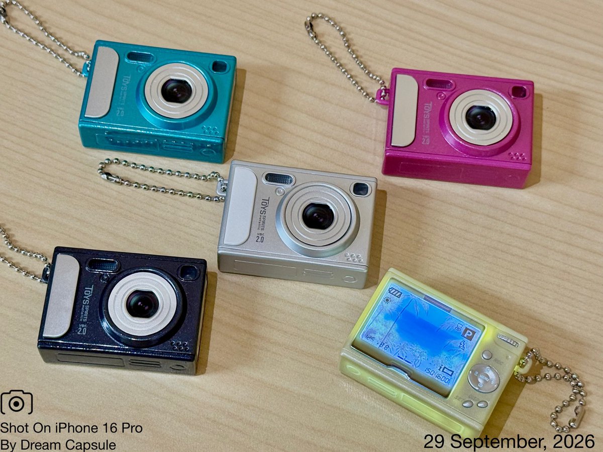 dreamcapsuleCEO's tweet photo. 🌟新入荷ガチャ商品プレゼントCP🌟

画面交換可能！リアルなミニチュア登場📷
「デジタルカメラフォトフレームマスコット メタリック」

フォロー&amp;RP(RT)していただいた方の中から抽選で2名様に全5種セットをプレゼント🎁

ドリカプへの入荷日とキャンペーン詳細は↓

#ドリームカプセル #ガチャ専門店 https://t.co/B8iLegH8JP