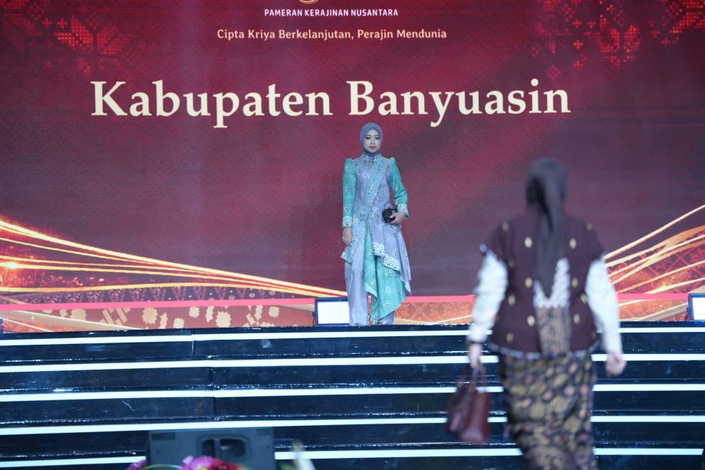 Utarapost1's tweet photo. Kain Jumputan Pedade Tampil Memukau dalam Parade Pakaian Daerah pada Kriya Nusa 2026

Baca selengkapnya di Link dibawah ini:
https://t.co/dviuFEW2Li https://t.co/goOkbK0VYW