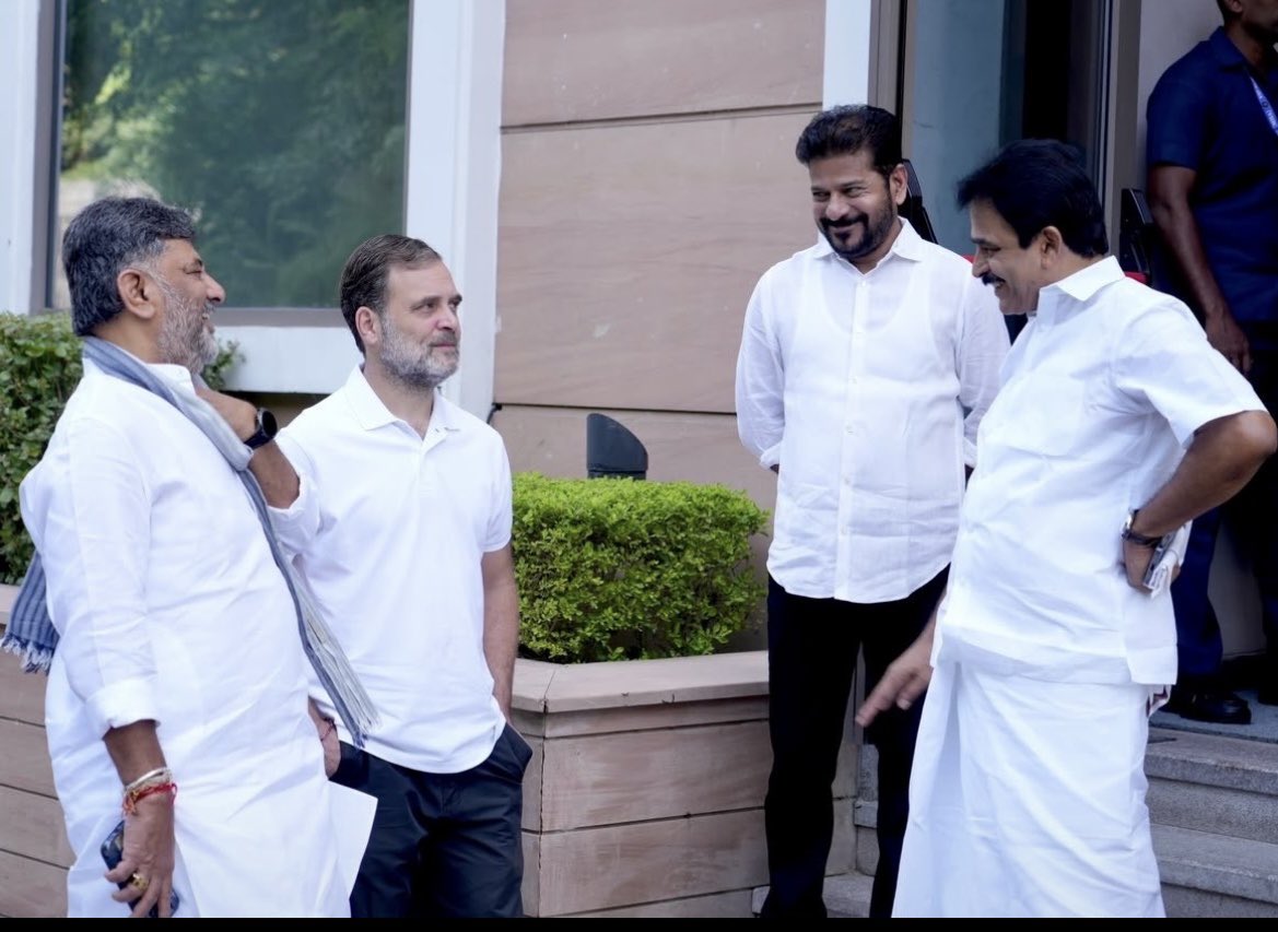 dineshdangi84's tweet photo. कांग्रेस में सीएम, दिग्गज नेताओं और हाईकमान की मुलाकातों में प्रोटोकॉल से परे एक फ्रैंडली माहौल जरूर देखने को मिल जाता है... https://t.co/oWOHXLsVJw